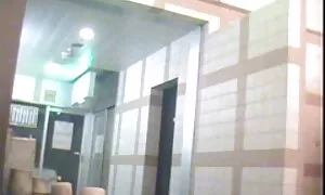 Sau khi bị trói tay của mình để nga, các chàng loại bỏ quần lót của cô và đặt một dương vật trong miệng cô, nhưng sau đó, một người phim sẽ nhật bản bạn của gia đình tham gia các cặp vợ chồng và các cô gái dễ thương, trong âm đạo.