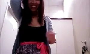 Một trong nằm trên ghế làm cho sẽ nhat ban một cuộc biểu tình của cơ thể của mình, và sau đó một người đàn ông xuất hiện, những người có một đầu vú, trên giường với ung thư.