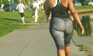 Một cô gái sẽ hay nhat ban tóc vàng nhét một chai của rượu trong âm hộ của cô trên một chiếc giường rộng rãi và thích rất nhiều.