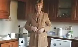 Một châu Á trong văn phòng tính đến ông chủ của mình với cô phim sẽ nhật bản ấy chân mặc quần, sau đó cô được một cực khoái từ thực tế là ông chủ vuốt ve cô.