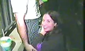 Một phụ nữ cồng kềnh đệm từ từ cởi quần sẽ nhật bản áo, ngồi trên một màu xanh ghế sofa, vuốt ve háng mình với cô ấy tay qua vớ.