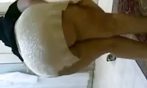 Một phim sẽ nhat ban ko che vẻ đẹp trẻ trong một chiếc váy màu hồng với quai mỏng nhẹ nhàng, cởi quần áo trước máy quay và vuốt ve sự quyến rũ của mình với ngón tay của cô.