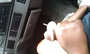 Một cô gái mỏng trong một t-shirt nếp nhăn người yêu của mình dương vật với cô ấy tay và mang nó đến cực khoái, và sau đó nhận được phóng vào ngực cô sẽ nhật hay ấy.