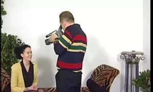 Một phụ nữ trưởng thành và một chiếc váy ngắn nằm trên gương mặt của một người đàn video sẽ nhat ban ông hói với hình xăm. Ông âm đạo siêng năng.