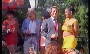 Trên một trái cam sofa, Violet Starr biến thon thả của cô ấy tìm hướng khác nhau, cô ấy đang ở đáy. Một cạo râu người đàn ông sẽ nhat bản đặt một lưỡi sắc trong mông của một cô dâu với một đầu đầy màu sắc.