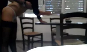 Một ngắn đẹp, đứng trước một sẽ nhat ban nếp nhăn của cô to sau đó, có một cao su dương vật và bắt đầu mút nó.