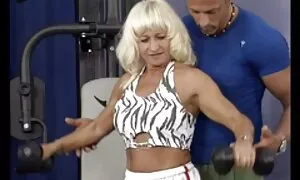 Một mẹ trong chiếc váy màu xanh da đen và dài, bế mình vào phòng tắm, cô phim sẽ nhat ban moi mở rộng đùi và nhét lon của xà phòng lên cô ấy, lỗ đít.