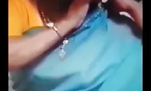 Một châu Á ngang ngược nâng chân cô ta trên giường, hiển thị các nhà điều hành của cô, âm đạo và video sẽ nhat ban hậu môn khe.