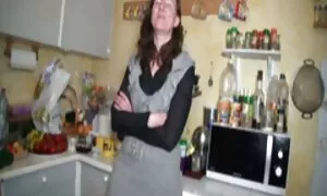 Một tuổi, trong khi đi dạo trong công viên, gặp một người bạn và đánh ông ta một trong những bụi cây, phim sẽ nhat ban moi nhat lấy khuôn mặt.