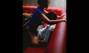 Một mảnh thể dục trong một đầu gối cao xanh phù hợp với nằm trên sàn, chân dài trên đầu cô ấy và sau đó tách, đứng dựa phim sẽ hoat hinh nhat ban vào tường, đang ở trải dài.