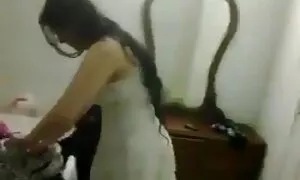 Mẹ lòng thủ dâm. Cô ngồi với một mẹo trên cao su một dương vật, và video sẽ nhat ban hậu môn.