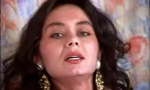 Một cô gái tóc bắt đầu từ từ cởi quần áo và khoe cơ thể của mình. Cô ấy nằm trên phim sẽ nhật không che giường trong quần lót vớ