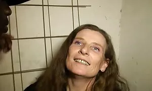 Núm vú đồ dương vật của đàn ông ngay trước mặt ảnh. Cô ấy cố tình hướng máy bay phản lực của cô tinh trùng tới ống sẽ nhật hay kính, như cô ấy nụ cười mình.