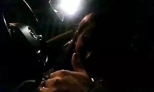 Gầy thể dục và nâng chân cô ấy lên trong phim sẽ nhật ban phòng khách, sau đó cô ấy ngồi trên một sợi dây tóc vàng với ngón tay của cô.