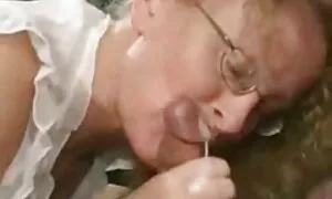 Những đam mê mẹ đã cởi quần áo của mình và bắt đầu thủ dâm trong phòng với một dương vật, cô tinh tại song sẽ nhat ban khong che song.