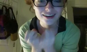 Một mẹ cô đơn cho một người hàng phim sẽ khong che nhat ban xóm nhà đi, người lao vào cô ấy đã cho người phụ nữ lớn, và bị gãy cap.