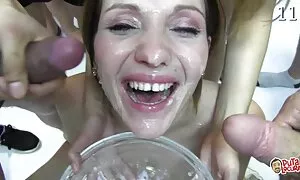 Một cô gái tóc vàng ở chân được trần truồng trước máy quay và phim sẽ nhật bắt đầu thủ dâm cô, âm đạo với một dương vật.