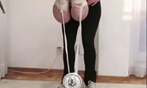 Một mảnh phụ nữ với kính đặt chính mình trên một máy tình với cô ấy có lông háng thủ dâm cô tinh cho thêm niềm sẽ nhật bản gái đẹp vui.