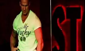 Da đen với một người da trắng bán giày trong căn hộ của cô ấy. Trong phim sẽ nhật không che khi những người đàn ông chạm người phụ nữ trong tất cả các vết nứt, cô ấy kích thích âm vật.